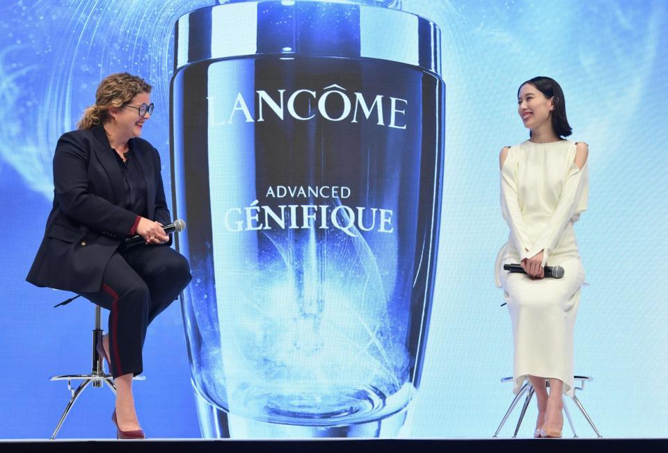 　笑顔を見せる戸田恵梨香（右）＝撮影・佐々木彰