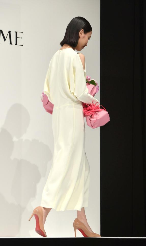 　会場を後にする戸田恵梨香（撮影・佐々木彰尚）