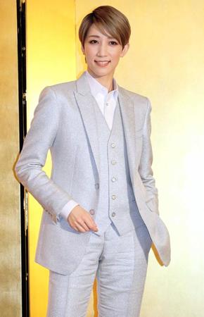 　退団会見を行った真風涼帆