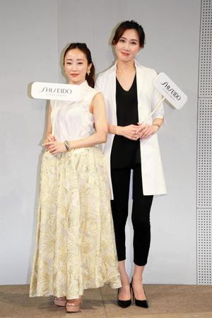 　美容へのこだわりを語り合った神崎恵（左）と形成外科学会認定専門医の貴子先生＝都内