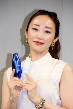 　ツルツル素肌に新商品を試した神崎恵＝都内