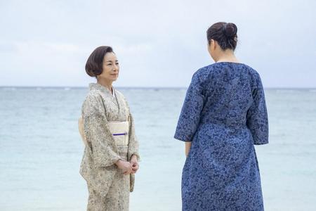 やんばるを訪ね、浜辺で優子（仲間由紀恵）と話す房子（原田美枝子）