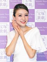 　退団会見で笑顔を見せる宙組トップ娘役・潤花