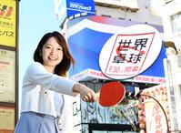 　クロスビジョンに映し出されたボールを打ち返すポーズを取る竹崎由佳アナウンサー（撮影・高石航平）