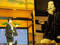 　父・寛美さんの巨大パネルを背に会見を行う藤山直美