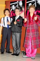 　三谷幸喜氏（中）が手掛ける二人芝居に挑む草なぎ剛（左）と香取慎吾＝東京・日本青年館