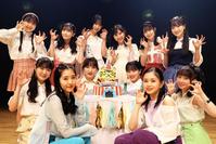 　デビュー３周年とアルバム発売を記念した“虎ケーキ”に、大喜びのＢＥＹＯＯＯＯＯＮＤＳ＝埼玉・川口市