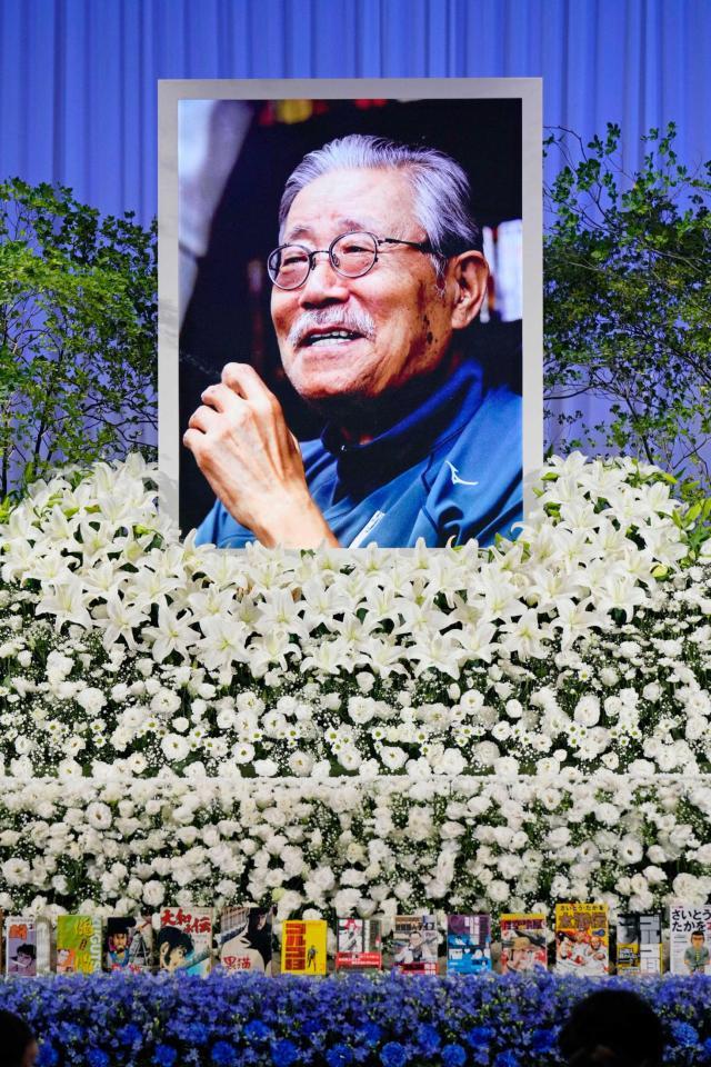 　祭壇に飾られたさいとう・たかをさんの遺影