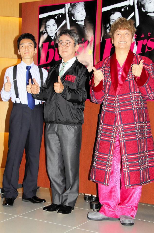 　三谷幸喜氏（中）が手掛ける二人芝居に挑む草なぎ剛（左）と香取慎吾＝東京・日本青年館