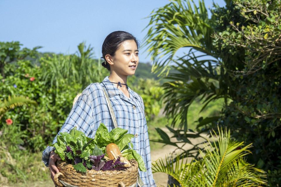 故郷・やんばるで採れたての野菜を手に佇む暢子（黒島結菜）