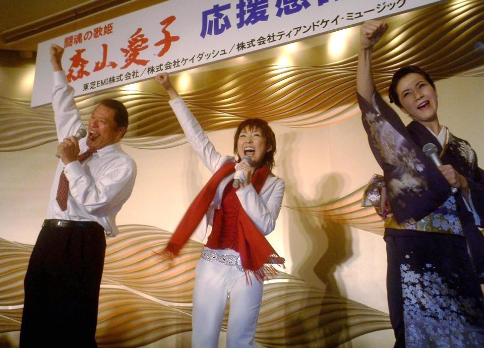　森山愛子の応援に駆けつけたアントニオ猪木さん。右は坂本冬美＝２００４年１１月