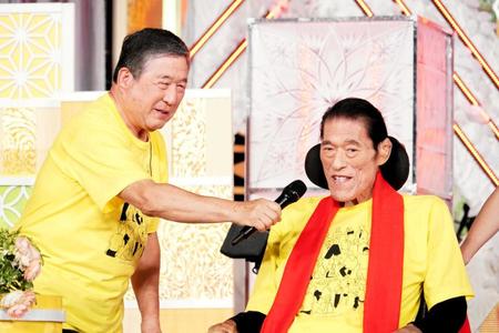 　猪木さんにインタビューする徳光和夫＝８月２８日（日本テレビ「２４時間テレビ４５」提供）
