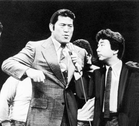 　アントニオ猪木さんに話を聞くテレビ朝日アナウンサー時代の古舘伊知郎＝１９８４年３月