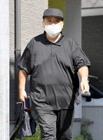 　弔問を終えて無言で引き揚げる伊集院光（撮影・西岡正）