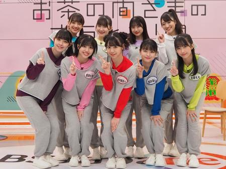　「お茶の間さまの言うとおり　生放送２時間ＳＰ～未来のための井戸端会議～」のスタジオでＯＣＨＡ　ＮＯＲＭＡポーズを披露した（前列左から）西﨑美空、窪田七海、米村姫良々、筒井澪心、北原もも、（後列左から）斉藤円香、広本瑠璃、田代すみれ、中山夏月姫＝東京・茅場町、ＢＳＪａｐａｎｅｘｔ新川ビル