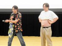 　出べそを見せる酒井一圭。左は白川裕二郎