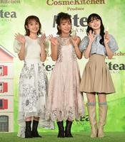 　そろって手を振る（左から）高橋愛、辻希美、上國料萌衣＝東京・麹町のマッシュホールディングス（撮影・西岡正）