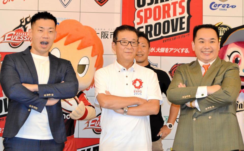 　スポーツ応援事業「ＯＳＡＫＡ　ＳＰＯＲＴＳ　ＧＲＯＯＶＥ」プロジェクトの記者発表会に出席した大阪・松井一郎市長（中央）とミルクボーイの駒場孝（左）、内海崇（右）