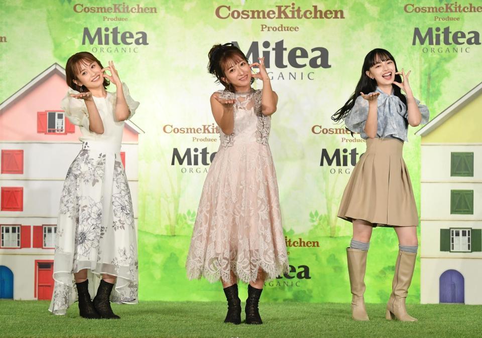 　ダンスを披露する（左から）高橋愛、辻希美、上國料萌衣＝東京・麹町のマッシュホールディングス（撮影・西岡正）