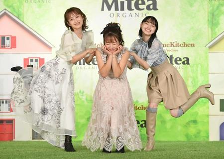 　ダンスを披露する（左から）高橋愛、辻希美、上國料萌衣（撮影・西岡正）