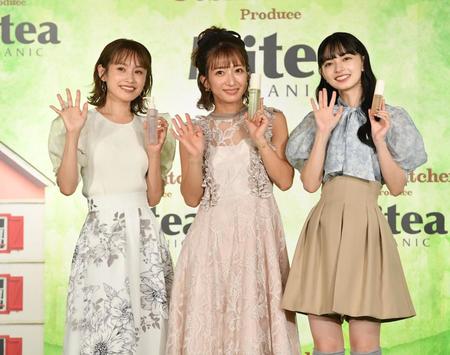 　そろって手を振る（左から）高橋愛、辻希美、上國料萌衣＝東京・麹町のマッシュホールディングス（撮影・西岡正）