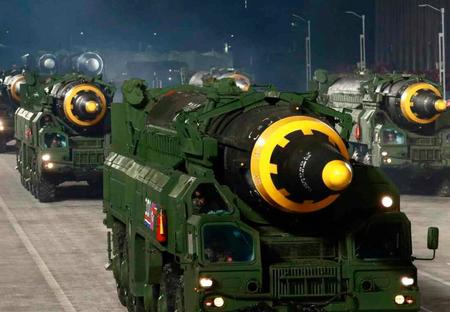 　２０２０年１０月、平壌で行われた軍事パレードに登場した中距離弾道ミサイル「火星１２」（コリアメディア提供・共同）