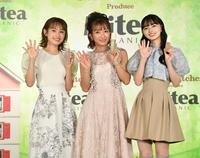 　そろって手を振る（左から）高橋愛、辻希美、上國料萌衣＝東京・麹町のマッシュホールディングス（撮影・西岡正）