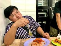 　「迷宮グルメ　異郷の駅前食堂」で駅前グルメを堪能するスギちゃん