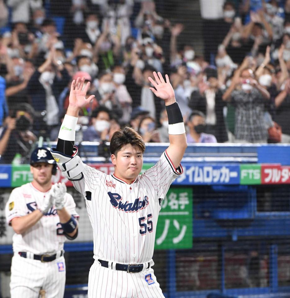 　５６号本塁打をスタンドのファンと喜ぶヤクルト・村上宗隆内野手