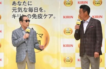 　巨人軍社長付アドバイザー・宮本和知氏と話すタモリ（撮影・佐々木彰尚）