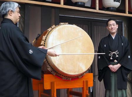 　「一番太鼓の儀」を行った中村勘九郎（右）と田中傳左衛門