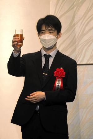 　前夜祭で乾杯する藤井聡太竜王＝都内