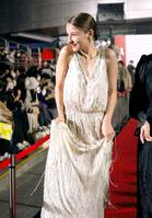 　レッドカーペットを歩いた嵐莉菜＝韓国・釜山