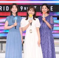 　マイクを手にポーズを決める（左から）弘中綾香アナウンサー、鈴木新彩アナウンサー、並木万里菜アナウンサー＝東京・テレビ朝日（撮影・棚橋慶太）