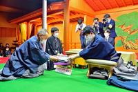 　封じ手を渡す藤井聡太竜王（右）＝東京・セルリアンタワー能楽堂（提供・日本将棋連盟）