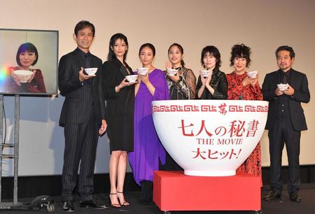 　（左から）リモート参加の大島優子、江口洋介、菜々緒、木村文乃、広瀬アリス、シム・ウンギョン、室井滋、田村直己監督（撮影・出月俊成）