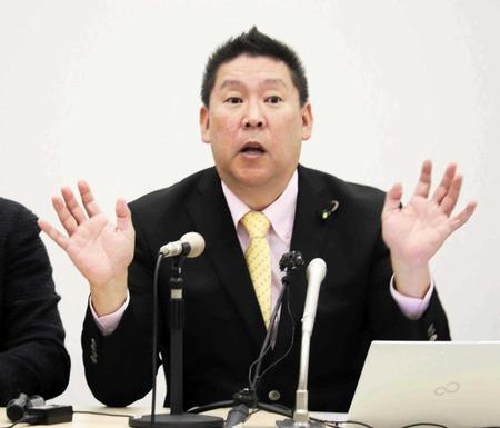 　定例会見に出席した立花孝志党首