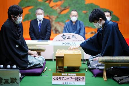 　再開を前に１日目の指し手を再現する藤井聡太竜王（右）と広瀬章人八段（代表撮影）