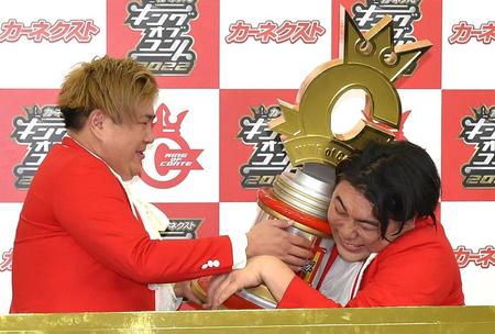 　優勝トロフィーで顔面を強打したビスケットブラザーズの原田泰雅（右）。左はきん（撮影・佐藤厚）