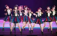 　９年半ぶりの武道館公演で熱唱する柏木由紀（中央）らＡＫＢ４８（撮影・開出牧）