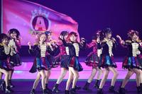 　新チームお披露目コンサートで熱唱するＡＫＢ４８チームＡ（撮影・開出牧）