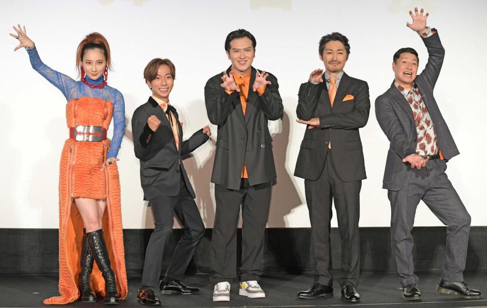 　舞台あいさつに登場した（左から）ファーストサマーウイカ、河合郁人、尾上松也、安田顕、長田庄平（撮影・三好信也）