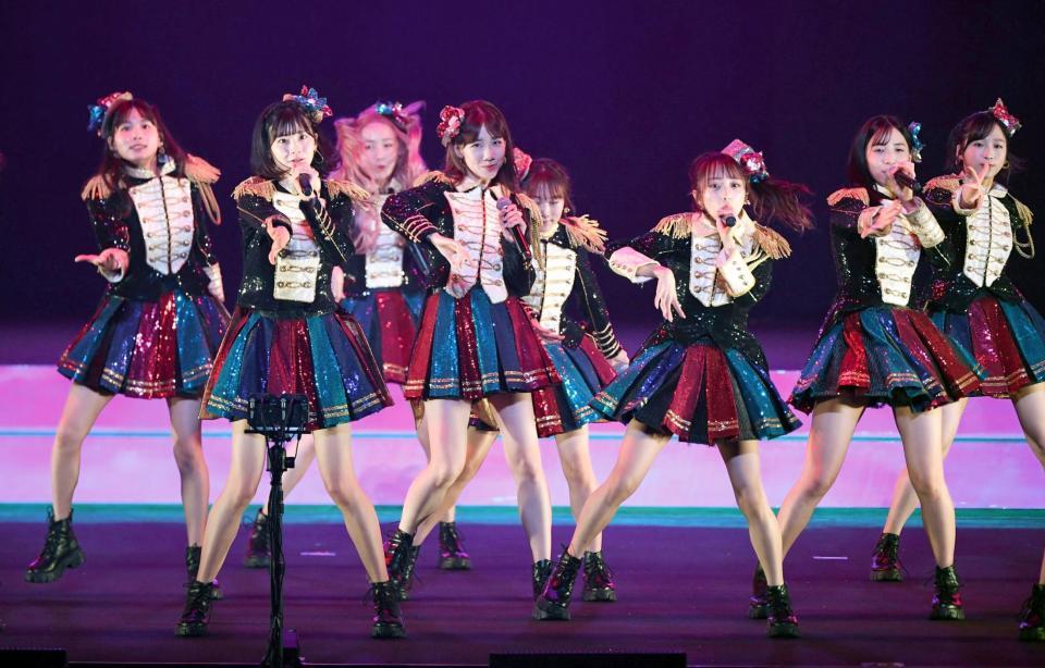 　９年半ぶりの武道館公演で熱唱する柏木由紀（中央）らＡＫＢ４８（撮影・開出牧）