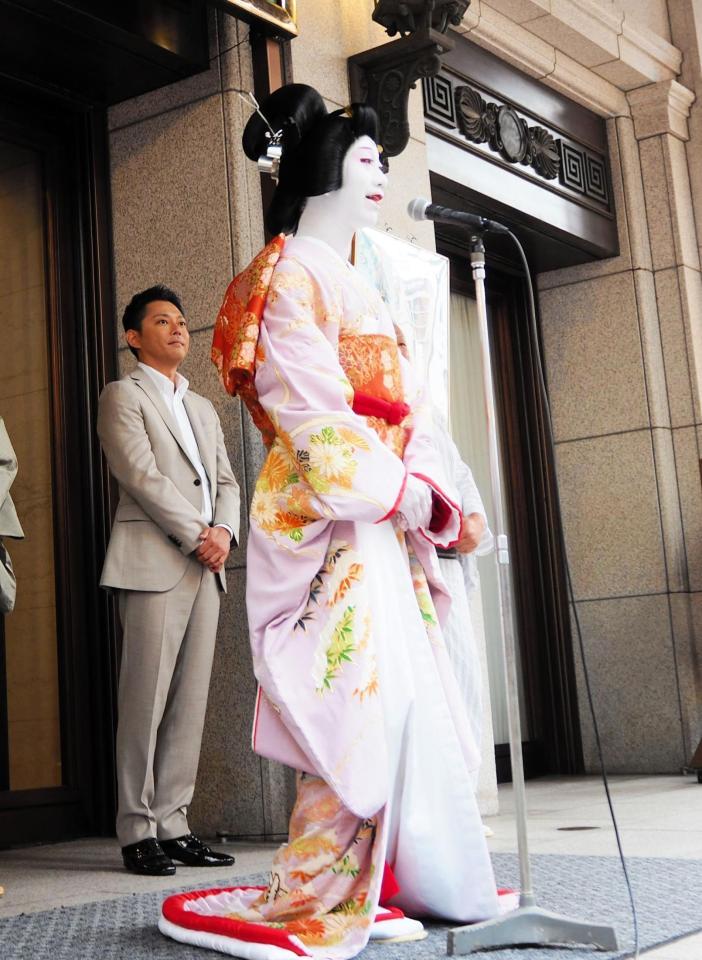 　あいさつする中村壱太郎