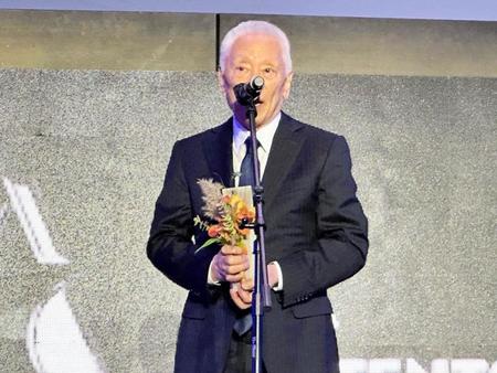 　第４回アジアコンテンツアワード２０２２で生涯功労賞を贈られスピーチするケイダッシュ・川村龍夫会長