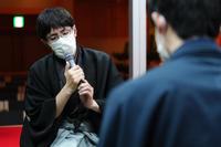 　藤井聡太竜王（手前）に先勝し、取材に応じる広瀬章人八段（代表撮影）