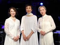 　朗読ライブを行った（左から）河野景子、山村美智、近藤サト＝東京都目黒区のＢＬＵＥＳ　ＡＬＬＥＹ　ＪＡＰＡＮ」（撮影・佐藤厚）