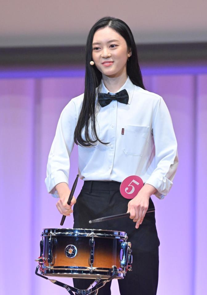 　「２０２３ミス・ティーン・ジャパン」決勝大会の自己ＰＲでスネアドラムを披露する辻村心響（ここね）さん（撮影・伊藤笙子）