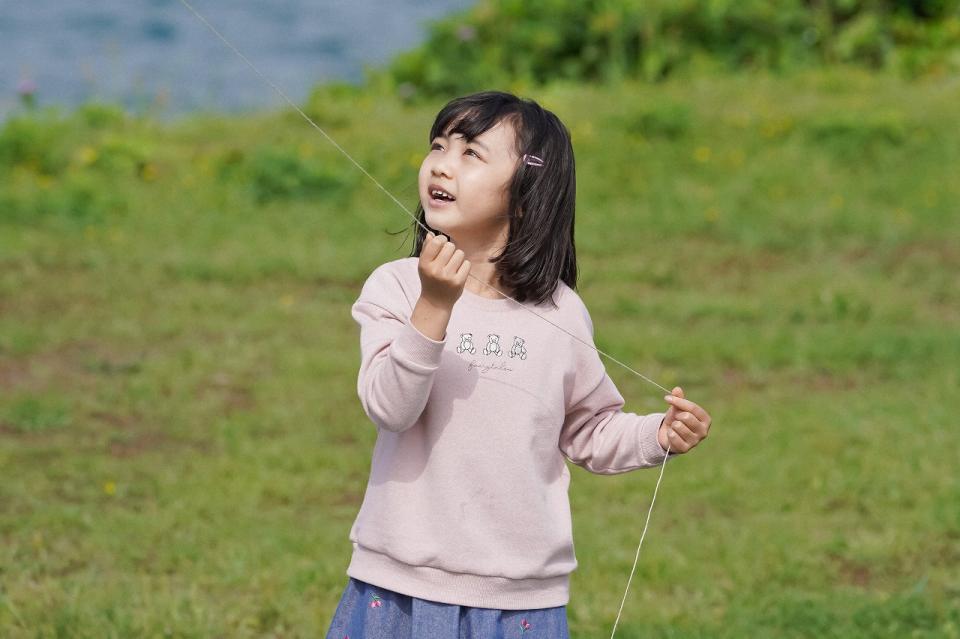 魚ヶ崎公園で、ばらもん凧を揚げる舞（浅田芭路）