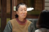才津家の座敷で、舞と話をする祖母の祥子（高畑淳子）